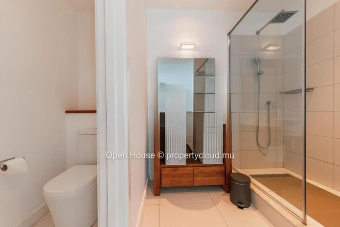 Appartement pieds dans l'eau à louer à Rivière Noire, Tamarin, 4 chambres, piscine privée, meublé.