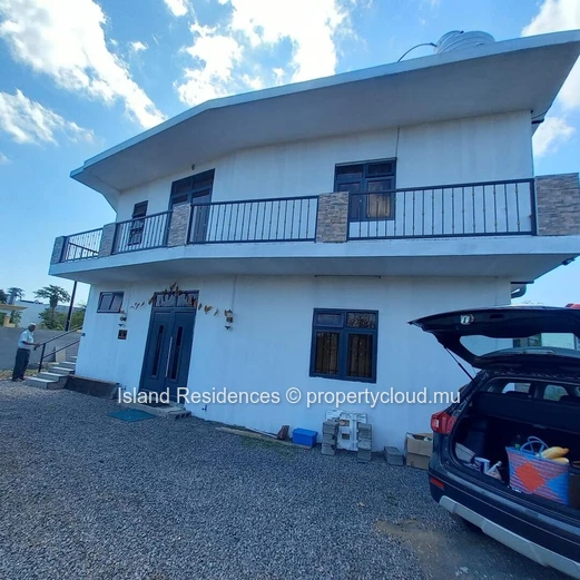 1st floor apartment with 2 AC bedrooms, terrace and parking space