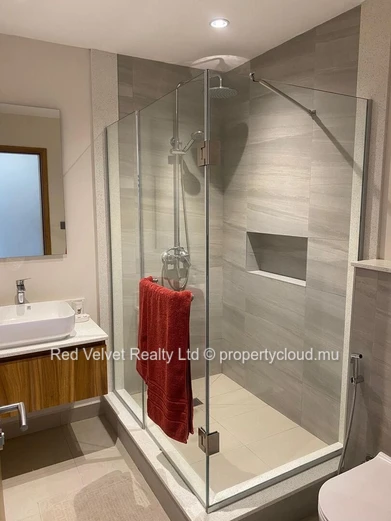 Penthouse moderne de 3 chambres avec de hauts plafonds et des équipements de qualité – Moka | Rs 130,000