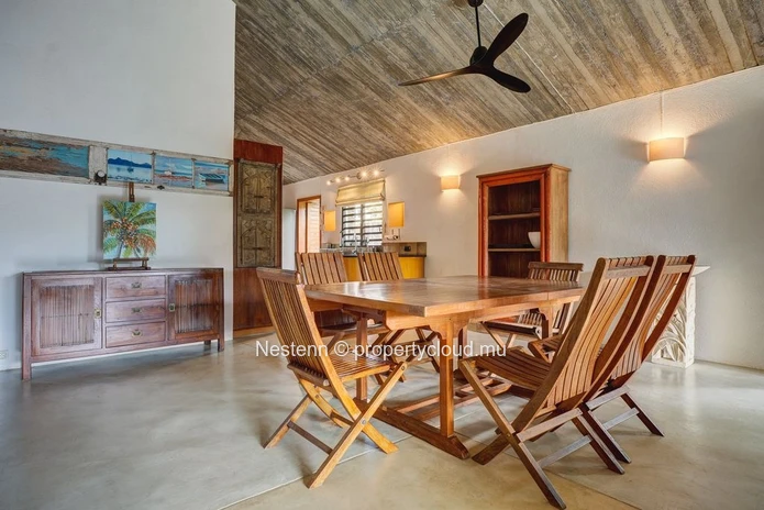 Bright 3-bed Balinese villa at Pointe d'Esny