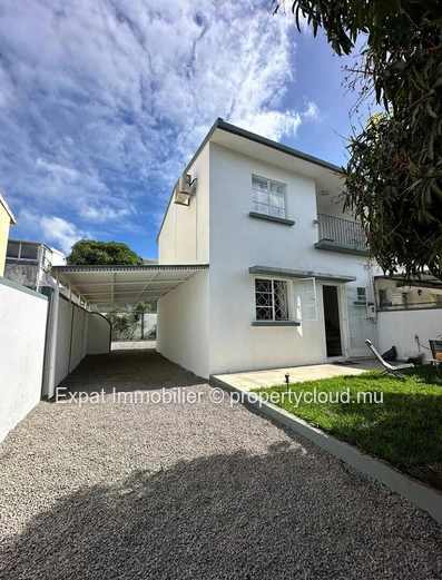 Lovely 2-bedroom house with a garden just a quick walk to the beach - Pointe aux Biches