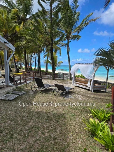 Duplex for sale in Palmar, Flacq. Living area of 127m² on a plot of 220m². 3 bedrooms, shared pool. Sea view, beach a...