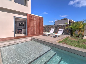 3-bedroom villa with private pool, jacuzzi, sea access, and close to golf