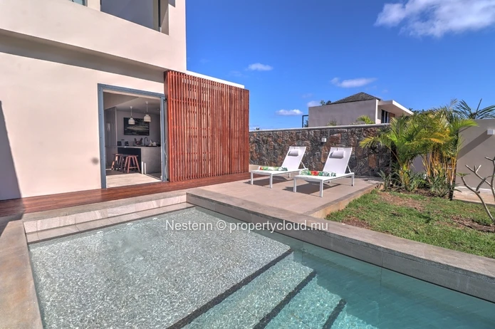 3-bedroom villa with private pool, jacuzzi, sea access, and close to golf