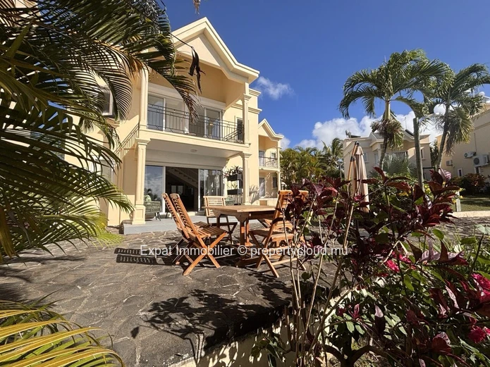 Contemporary 3-Bedroom Duplex Overlooking The Lagoon And Coin De Mire – Calodyne