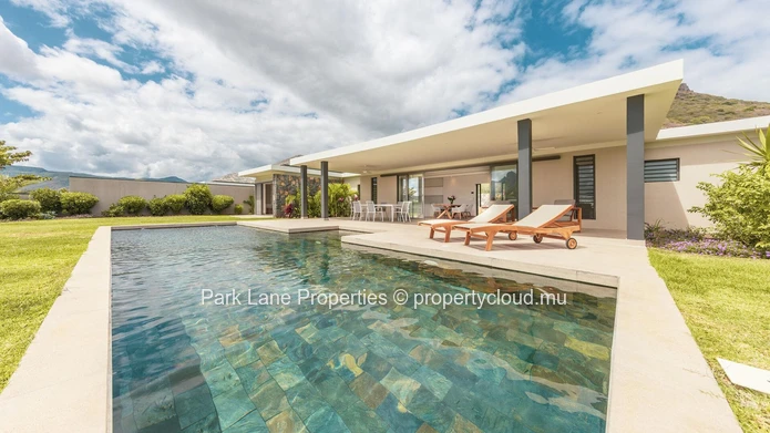 Élégante villa de 4 chambres avec vue panoramique sur la montagne et piscine privée