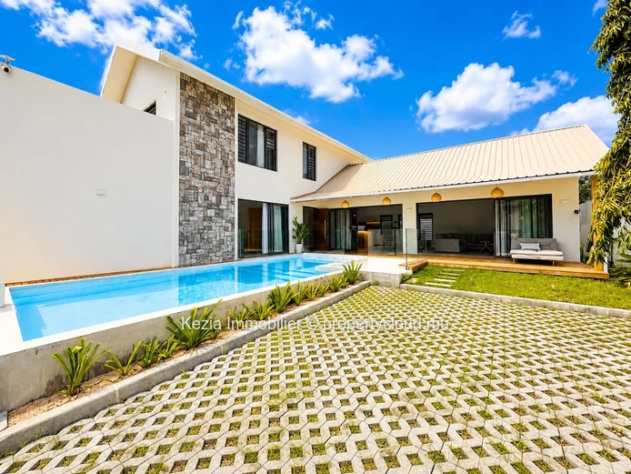 Contemporary Villa With High-End Amenities