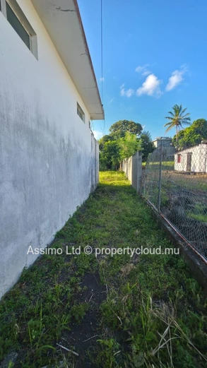 Commercial space for sale in L'Escalier, 165m² livable on a 2,122m² plot, with parking and yard. Concrete constructio...