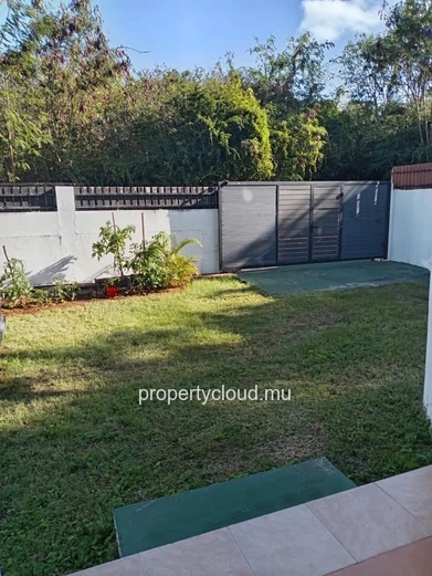 A vendre : Villa avec 2 appartements à 2 Minutes à Pied de la Plage de Mont Choisy