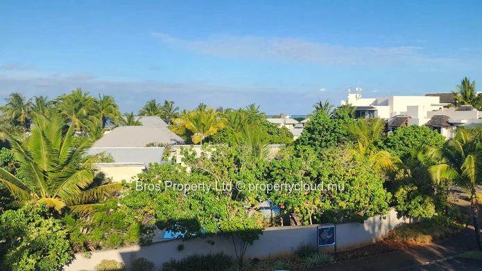 Luxueuse et moderne maison de ville de 4 chambres à louer à 90 000 Rs/mois - Azuri, Roches Noires