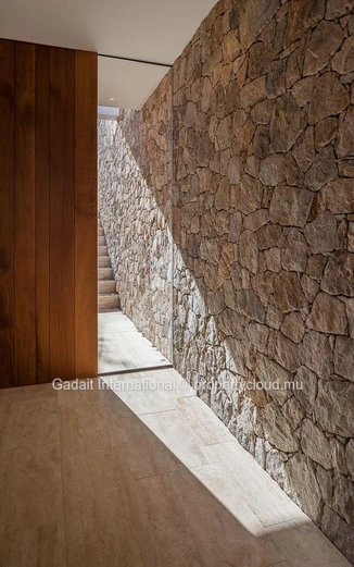 Villa I7: a 560.7 m² contemporary oasis in the heart of the Anahita resort