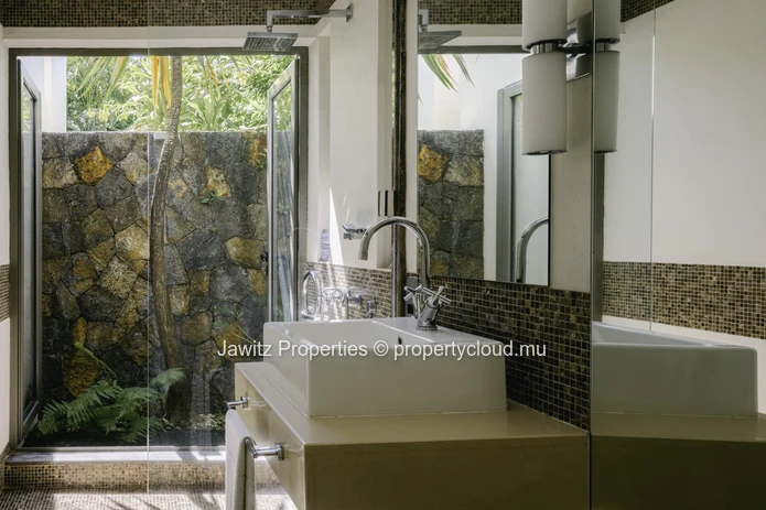 A magnificent villa graced with a beautifully manicured garden!