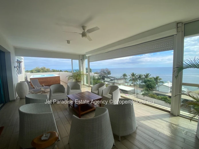 Penthouse RES à vendre à Tamarin, 265m², 3 chambres, piscine privée, vue mer et montagne, proche commodités, parking ...