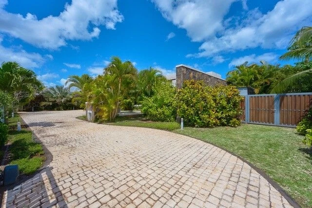 3-Bedroom Luxury House with Private Pool in Balaclava