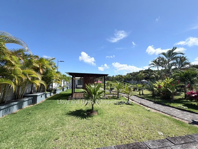 Charming One-Bedroom House in a Peaceful Green Setting in Deux-Bras