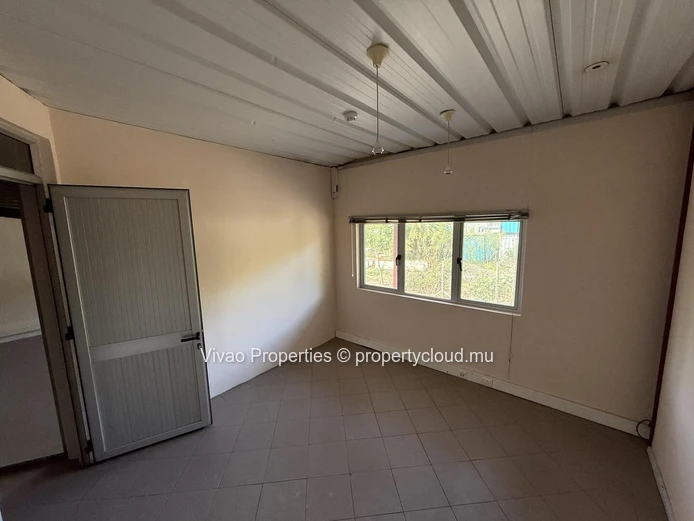 Entrepôt industriel à vendre à Pailles, superficie de 1580m²  sur un terrain de 2533m² avec option d'aménagement supp...