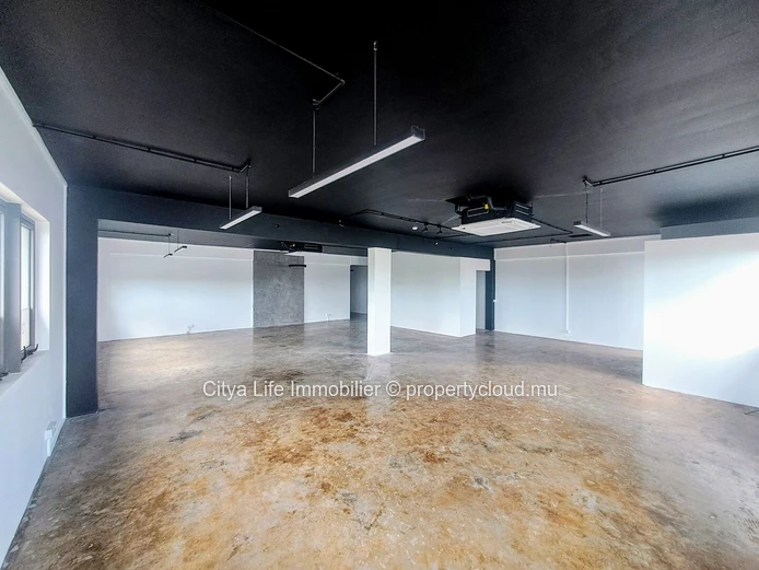 Bureau à vendre à Calebasses, 129m², parking, accès handicapé, climatisé, prix Rs. Accessible aux mauriciens.