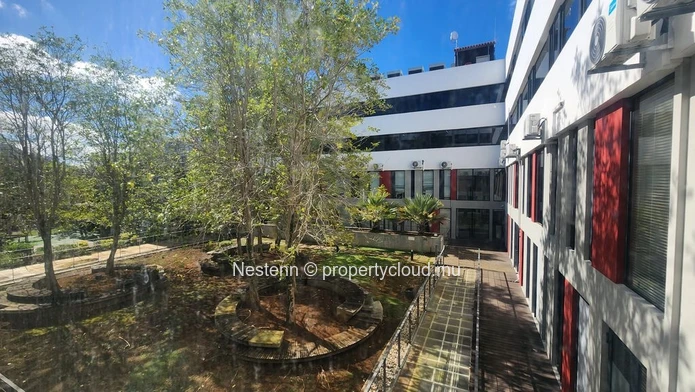 Modern office of 22.5 m² with a private parking and convenient amenities nearby.