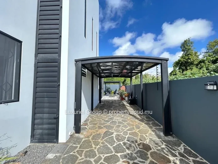 New Villa with Pool in Calodyne