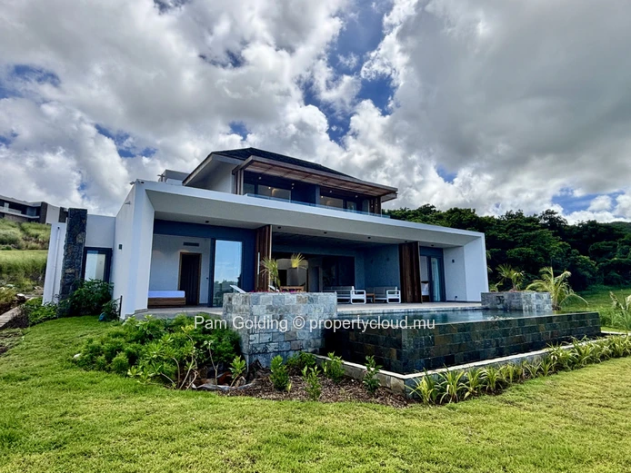 Superbe villa d'architecte avec piscine, vue et vie moderne élégante