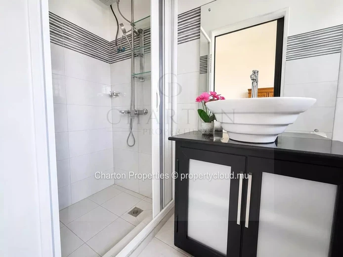 Elegant 3-bedroom apartment just a stone's throw from the lagoon