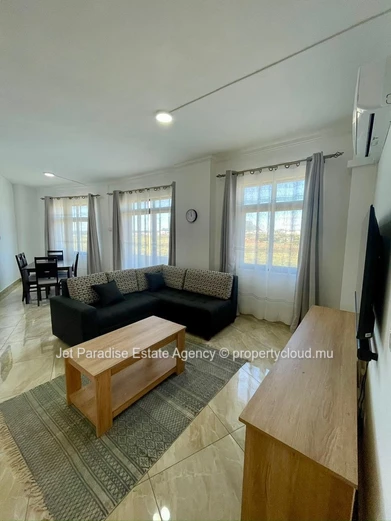 Appartement moderne de 2 chambres avec piscine