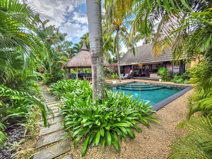 Spacious 5-bedroom villa in exclusive secured residence 
