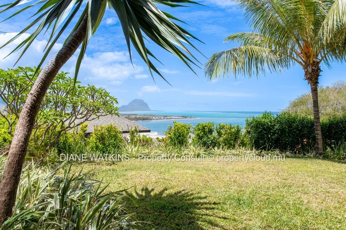 Suspendue Entre le Ciel et la Mer : Une Villa Contemporaine à Vendre à Rivière Noire