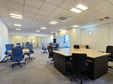 For Rent - 180 m2 of Office Space in Ébène