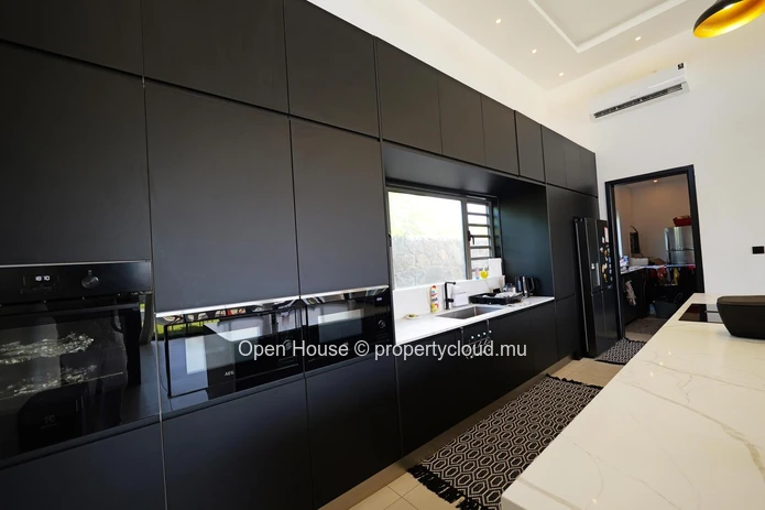 PDS villa for sale in Grand Baie, 214m² living space, 527m² land, 3 bedrooms, private pool, luxurious interior and ex...