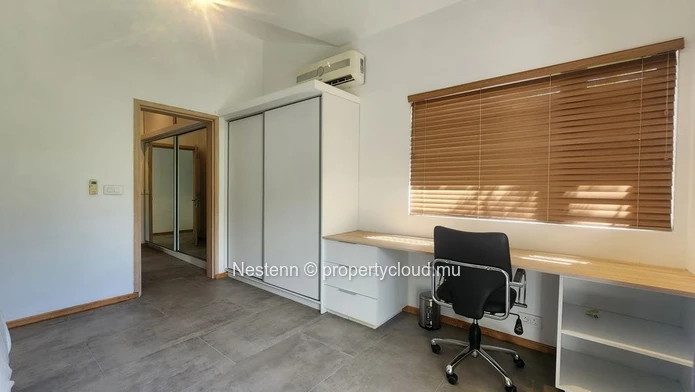 Belle villa moderne de 4 chambres à Moka, récemment rénovée avec piscine privée, cuisine américaine et vue sur la mon...