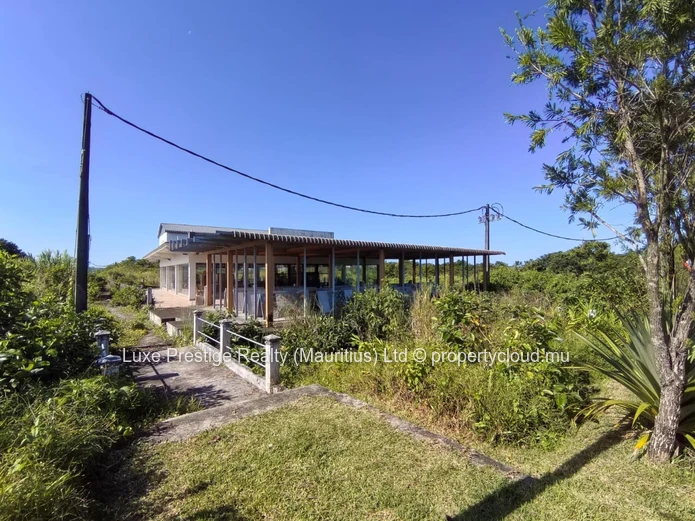 Immeuble Commercial de Premier Choix à Louer à Rose Belle | Visibilité Exceptionnelle depuis l’Autoroute | Idéal pour...