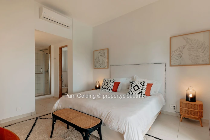 Penthouse de 2 Chambres en Suite à Vendre à Pereybere avec Terrasse sur le Toit, Decking et Piscine Plongeante Privée