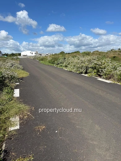 For Sale – 275 m² Residential Plot – Route de La Salette, at the Gateway to Grand Baie