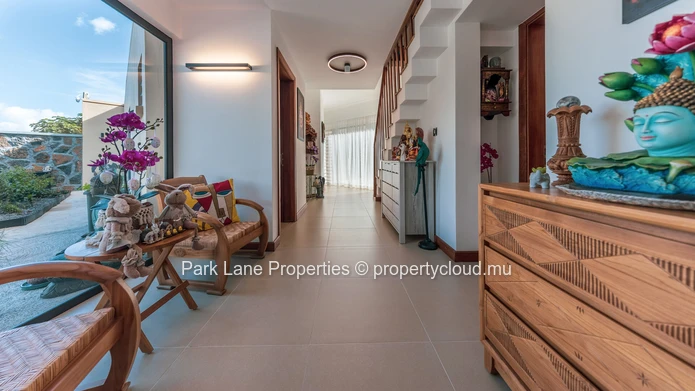 Charmante maison familiale au pied de la montagne avec un jardin tropical luxuriant et des vues spectaculaires