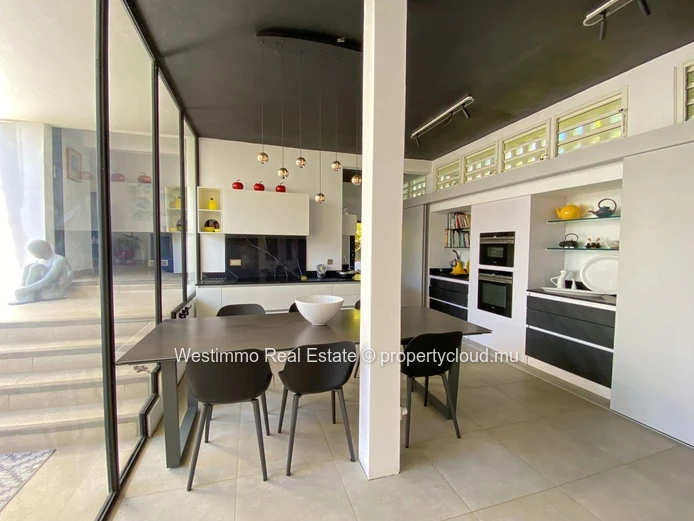 Exceptional 450 m² Riad-style architect-designed villa with swimming pool and sea view