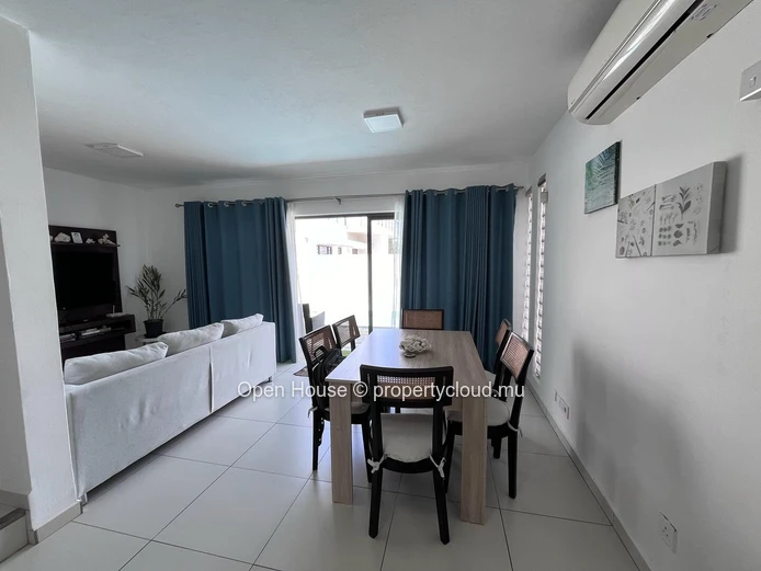 Duplex for rent in Flic en Flac, 3 bedrooms, private pool.