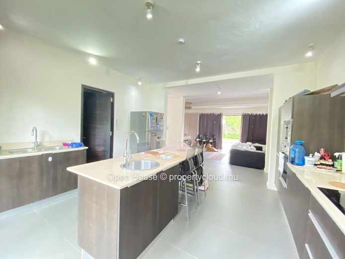 Villa PDS à vendre à Péreybère, 221m² habitables, terrain de 681m², 3 chambres + 1 bureau, piscine privée, 1 garage e...