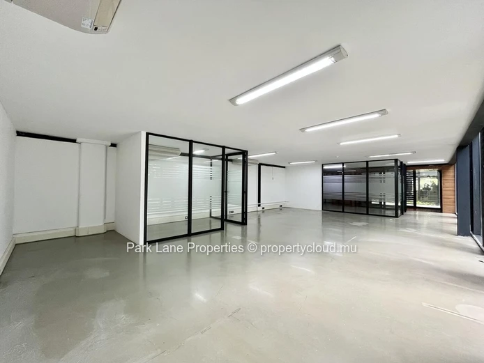 Bureaux modernes  à Phoenix – Rez-de-chaussée + Mezzanine – emplacement stratégique et cadre verdoyant