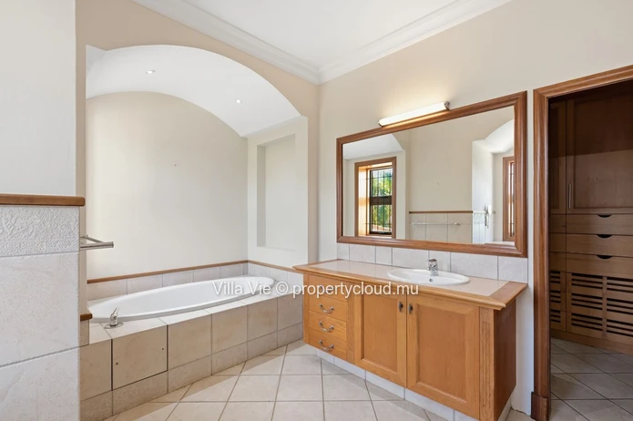 Calodyne - Maison spacieuse de style méditerranéen de 6 chambres (Mandat exclusif)