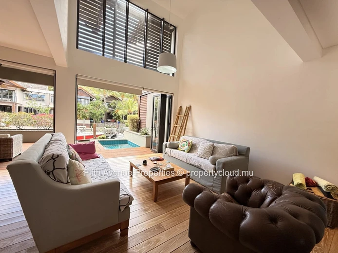 Élégant duplex en bord de canal avec piscine privée et point d'amarrage, La Balise Marina