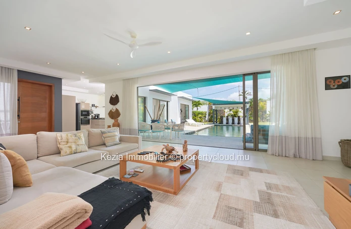 Contemporary Villa With Outbuilding