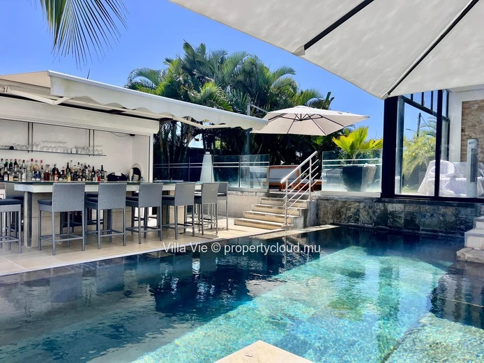 Calodyne - Elegant 4-bedroom home with swimming pool and garden