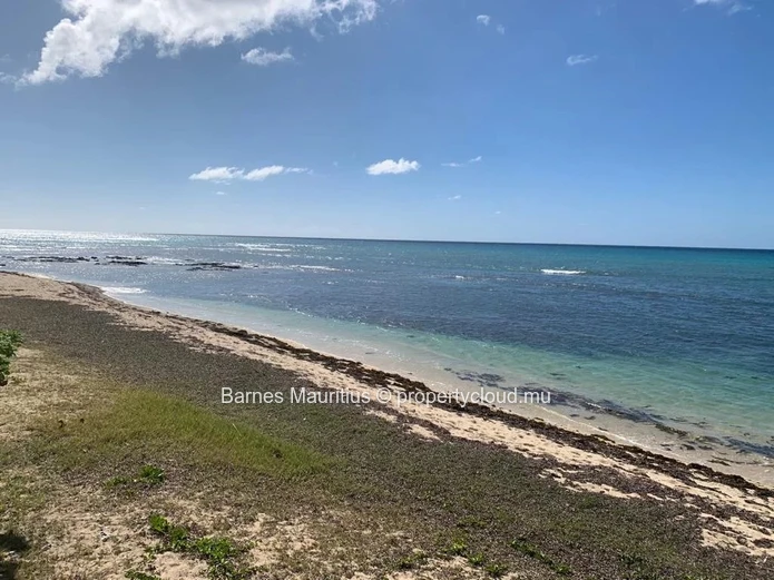 POINTE AUX CANONNIERS - Beachfront Villa with 4 Bedrooms