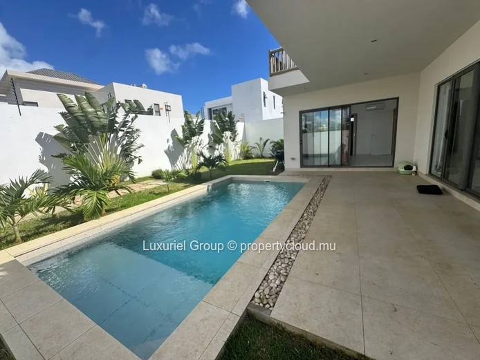 New Build Villa in Péreybère with En-Suite Bedrooms 