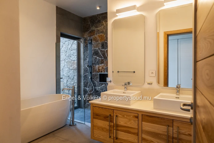 Contemporary Villa in Prestigious Golf Estate