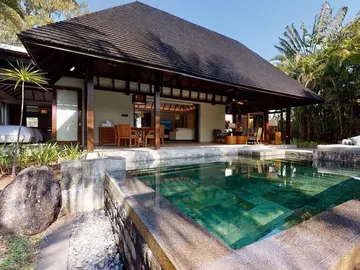 Luxurious beachfront villa for sale in a golf estate in Beau Champ on the east coast of Mauritius