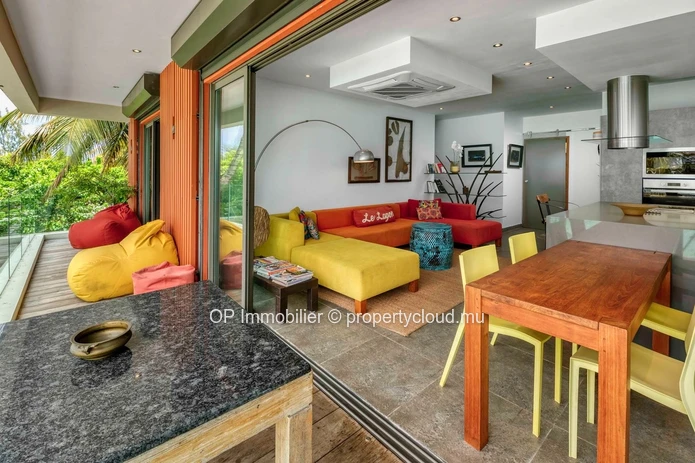 Penthouse à vendre à Péreybère, Grand Baie, 94m², 2 chambres, piscine commune, vue mer, meublé, climatisé. Rs 42M.
