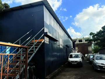 Espace Commercial à Pailles dans la zone industrielle - 1300m2