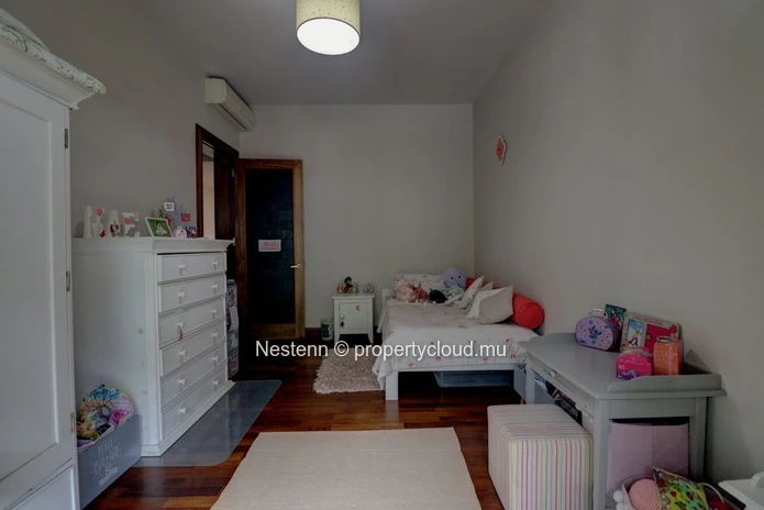 Spacious and bright duplex in a secure residence with river views